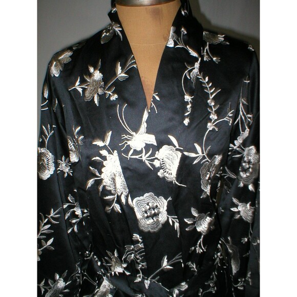 NWT New Designer Natori Wrap Robe Womens S Silky Satin Flowers White Black Short - Picture 3 of 10